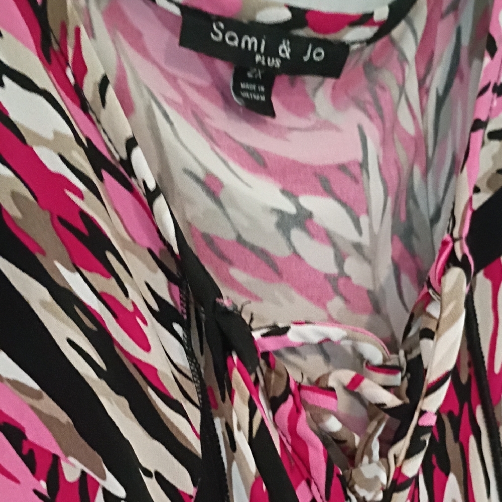 Sami & Jo Vibrant Pink and Black Midi Dress - Picture 2 of 2